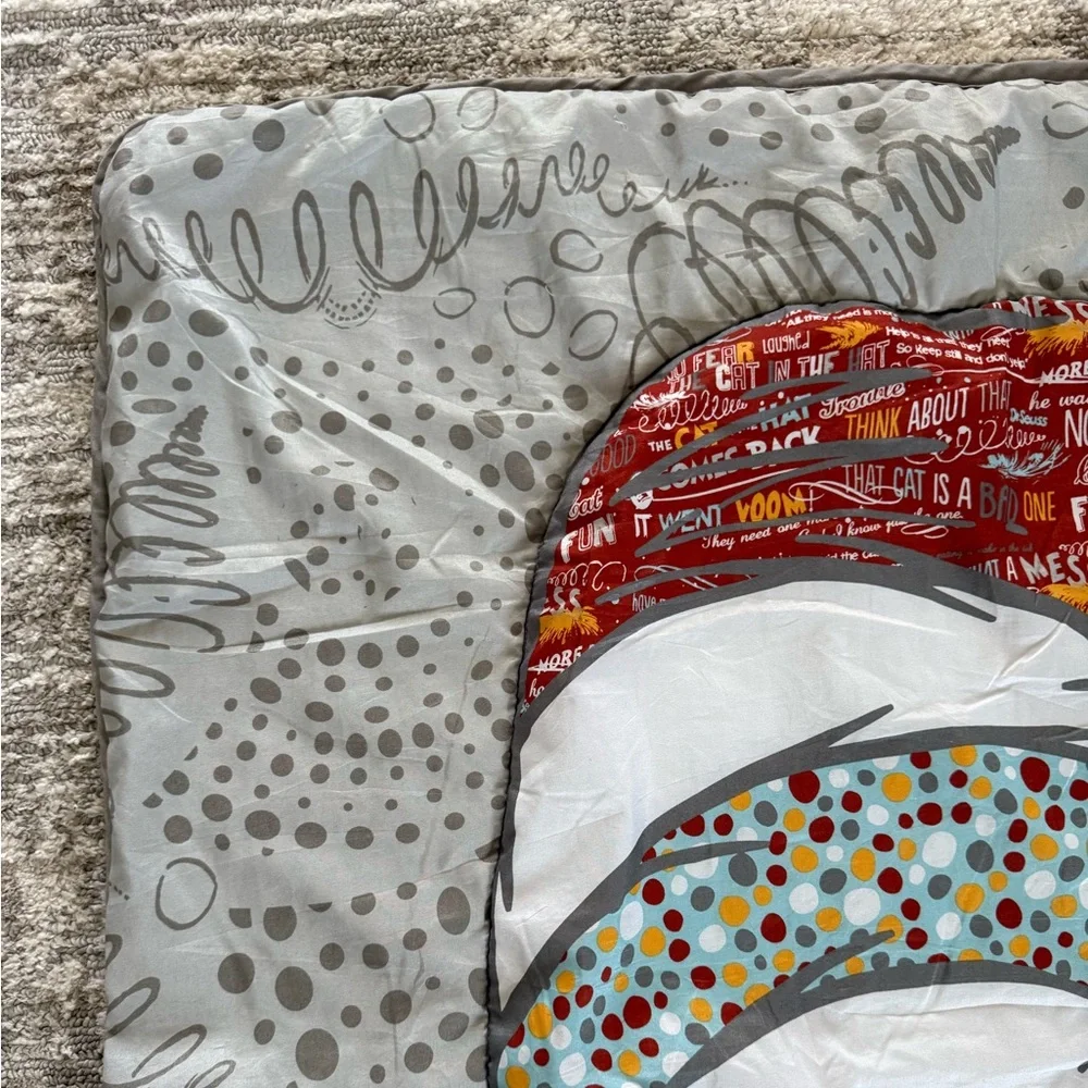 Dr. Seuss Peek-a-Boo Cat in The Hat Baby/Toddler Comforter Blanket- Quilt - Picture 2 of 11